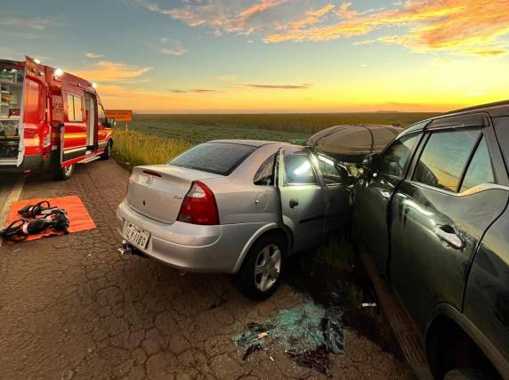 Acidente ocorreu sob forte neblina no km 20 e mobilizou Bombeiros, PRF e SAMU na madrugada desta terça-feira