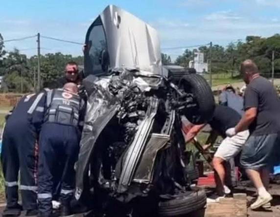 Colisão mobiliza bombeiros de duas cidades e deixa vítimas presas às ferragens