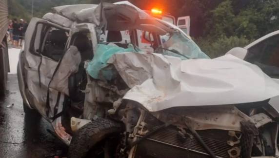 Caminhonete e caminhão se envolveram no acidente no km 65 da rodovia