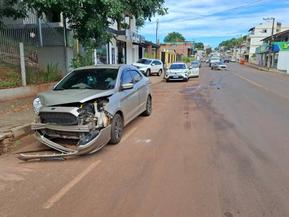Acidente ocorreu na manhã desta quarta-feira (18), no cruzamento da Avenida Coronel Dico com a Rua Alberto Schmidt