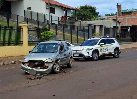 Acidente ocorreu na manhã desta quarta-feira (18), no cruzamento da Avenida Coronel Dico com a Rua Alberto Schmidt