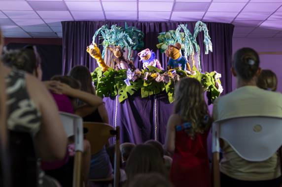 Iniciativa transforma o museu em palco cultural e amplia o acesso da comunidade às artes cênicas