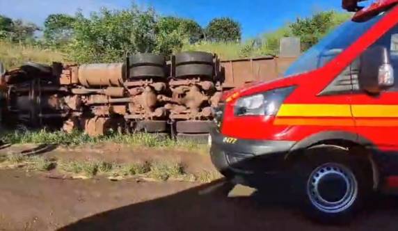 Condutora de Fiat Palio está internada na UTI do Hospital Regional das Missões; motorista da carreta teve ferimentos leves