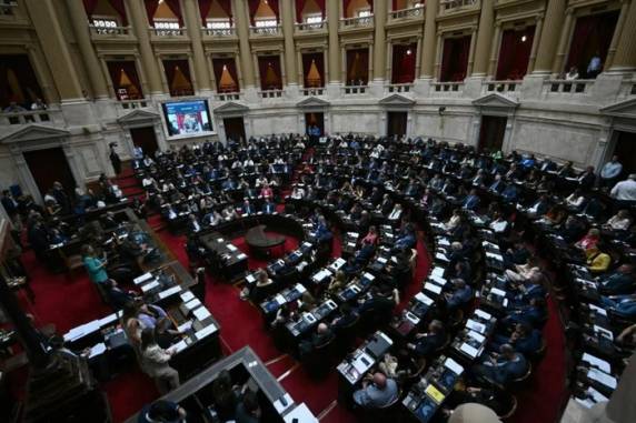 Nesta quinta-feira (19), centrais sindicais convocaram uma greve geral no país. Trens e metrôs pararam totalmente em Buenos Aires e nos principais centros urbanos; texto voltará ao Senado