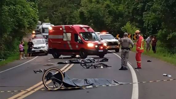 Uma terceira vítima foi encaminhada ao hospital em estado grave; rodovia tem bloqueio em ambos os sentidos