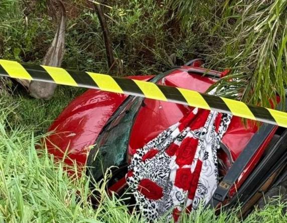 Vítima estava desaparecida desde a noite de sexta-feira e foi localizada dentro do veículo na manhã deste sábado
