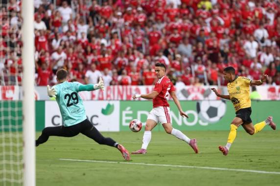 Time de Paulo Pezzolano balançou as redes com Borré, Vitinho, duas vezes, e Alerrandro