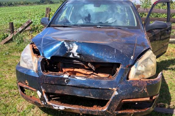 Motorista e passageira foram socorridos pelo Corpo de Bombeiros e encaminhados ao Hospital São Vicente de Paula