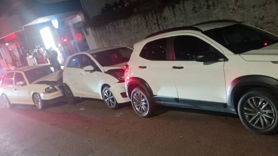 Engavetamento envolve quatro veículos em frente ao hospital no Centro de Passo Fundo