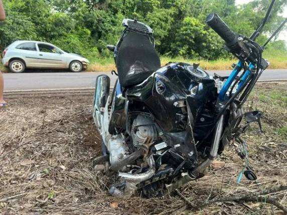Colisão ocorreu na tarde desta terça-feira (24), próximo à entrada da linha São José; vítima foi encaminhada ao hospital