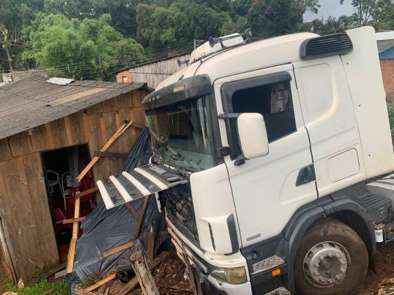 Veículo atingiu o portão de uma residência nas proximidades do parque de rodeios da Roselândia, em Passo Fundo; apesar do susto, ninguém ficou ferido e o trânsito segue normal