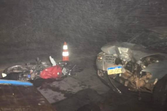 Motorista invadiu a pista contrária e provocou o acidente na madrugada desta quarta-feira (25)