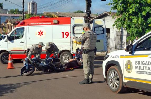 Acidente ocorreu no início da manhã desta quarta-feira (25), no cruzamento da Rua Emílio Glitz com a Avenida Brasil