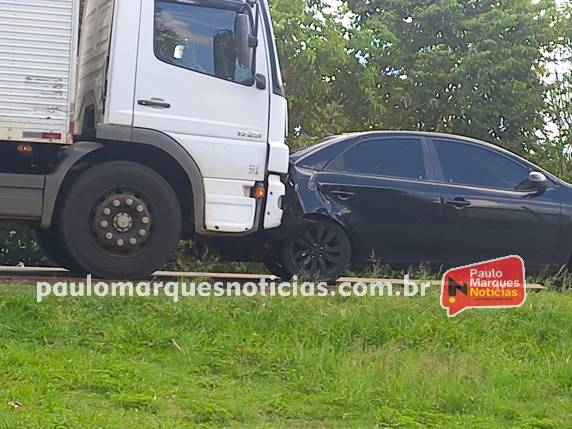 Acidente envolveu automóvel e caminhão baú no sentido Independência?Três de Maio, próximo a lombada no bairro Carolina