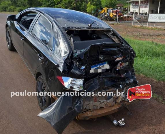 Acidente envolveu automóvel e caminhão baú no sentido Independência?Três de Maio, próximo a lombada no bairro Carolina