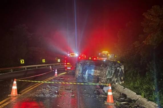 Condutor e passageiro ficaram feridos e foram encaminhados para atendimento médico; trecho está bloqueado desde o início da madrugada desta quinta-feira (26)