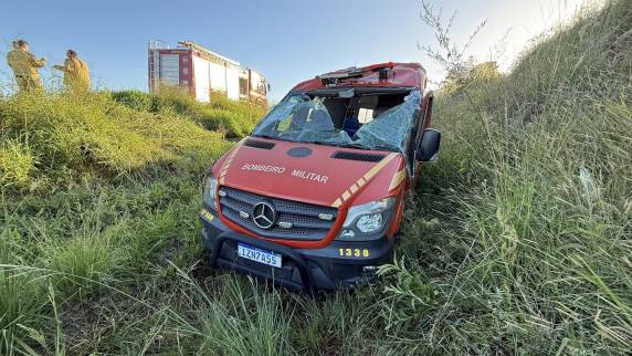 Acidente envolveu carro, ônibus com trabalhadores da AGCO e ambulância do Corpo de Bombeiros