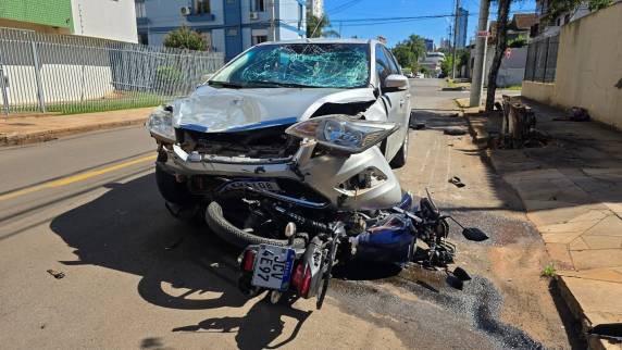 Colisão ocorreu no cruzamento das ruas Tiradentes e Carolina Vergueiro; vítimas foram encaminhadas ao Hospital de Clínicas