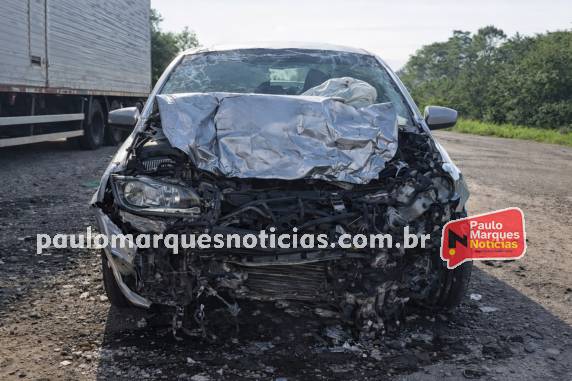 Acidente envolveu VW Voyage de Santa Rosa e caminhão Volvo de Cruzeiro do Sul; vítima foi encaminhada ao Hospital São Vicente de Paulo, em Três de Maio