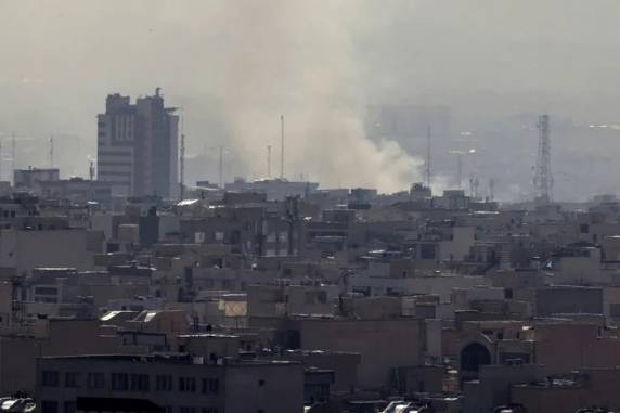 Bombardeios elevam tensão regional após semanas de mobilização militar e pressão sobre o programa nuclear iraniano