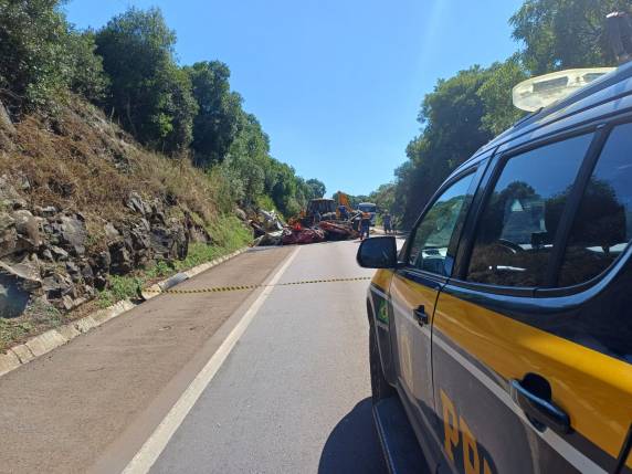 Caminhão carregado com placas solares colidiu contra barranco após condutor perder o controle da direção