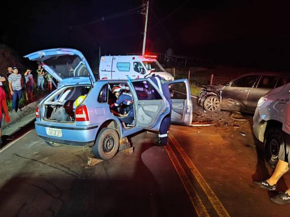 Acidente ocorreu no início da noite deste sábado (28) e mobilizou o Corpo de Bombeiros e a Polícia Militar Rodoviária