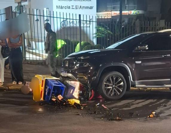 Acidente ocorreu por volta das 22h no cruzamento das ruas Dr. Pestana e São Paulo; vítima foi socorrida pelos bombeiros