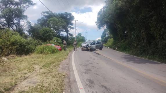 Acidente envolveu dois veículos e deixou outras três pessoas feridas na região da Graciema, em Bento Gonçalves