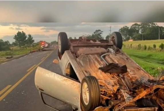 Motociclista atropelou o animal e, minutos depois, carro capotou ao colidir com o cavalo na pista