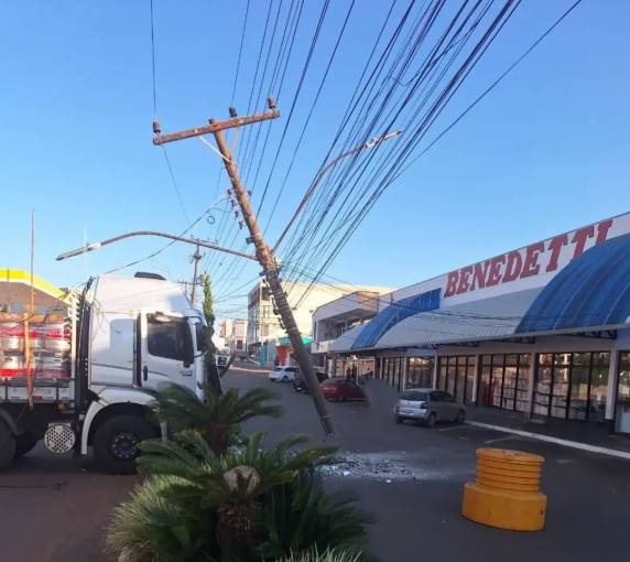 Veículo carregado com barris de chope estava sem motorista e só parou após colisão na Avenida Presidente Castelo Branco