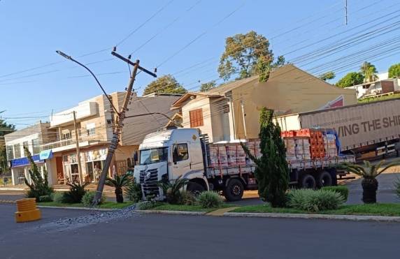 Veículo carregado com barris de chope estava sem motorista e só parou após colisão na Avenida Presidente Castelo Branco