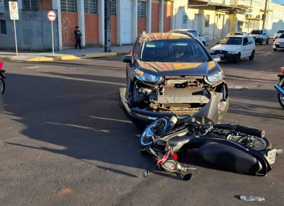 Acidente foi flagrado em vídeo por integrante do Grupo Caçadores de Notícias; motociclista não se feriu