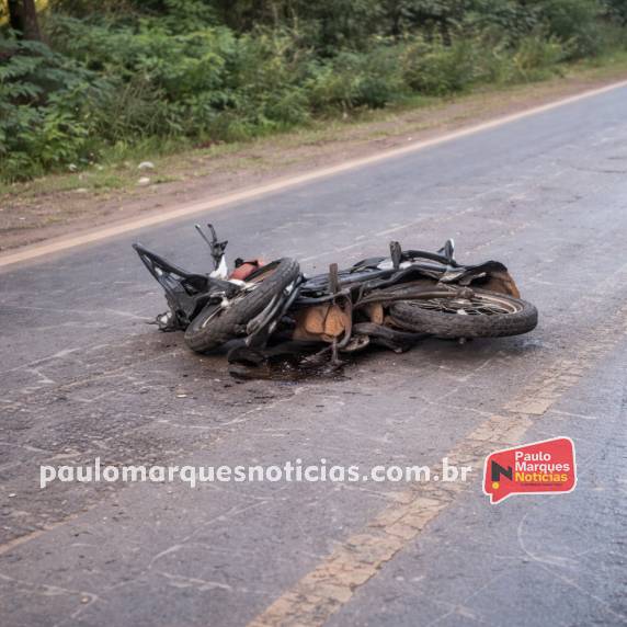 Colisão entre motocicleta e Fiat Uno ocorreu no km 415 da rodovia; motociclista morreu no local
