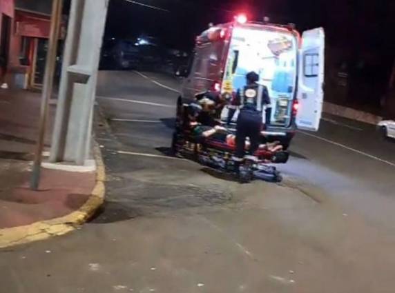 Motociclista foi atendido pelo Samu após colisão no cruzamento das ruas 19 de Outubro e Pedro Américo