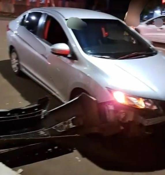 Motociclista foi atendido pelo Samu após colisão no cruzamento das ruas 19 de Outubro e Pedro Américo