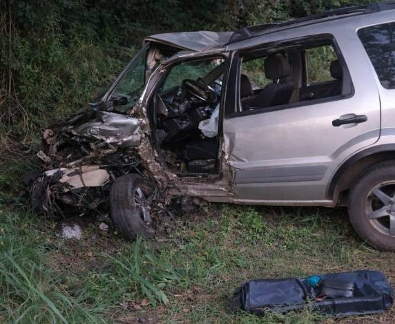 Colisão frontal entre uma Ford Ecosport e um Fiat Palio ocorreu por volta das 6h deste domingo (8)