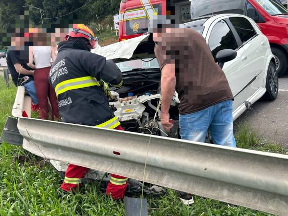 Colisão entre dois veículos ocorreu na tarde deste domingo (08), na altura da garrafa da Fenachamp; casal foi encaminhado ao hospital.