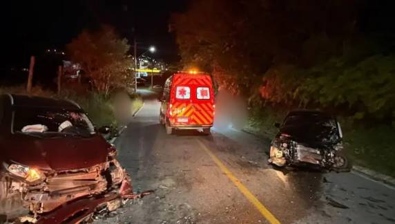 Motociclista teve fratura exposta na perna e foi levado ao hospital após o acidente