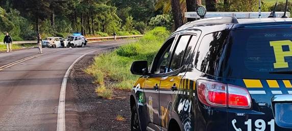 Colisão frontal entre dois veículos provocou incêndio nos carros e bloqueio parcial da rodovia na manhã desta segunda-feira