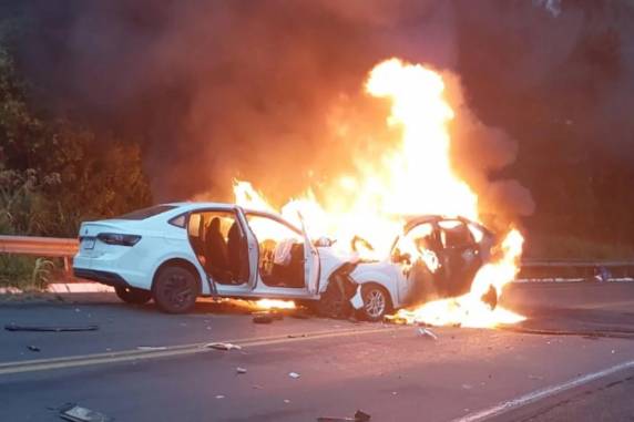 Colisão frontal entre dois veículos provocou incêndio nos carros e bloqueio parcial da rodovia na manhã desta segunda-feira