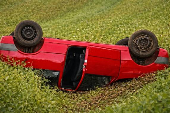 Condutora perde o controle do veículo, que sai da pista e capota em lavoura às margens da VRS-822, entre Três Passos e Esperança do Sul.