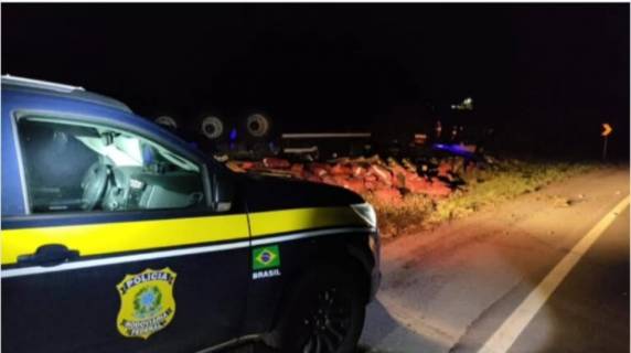 Acidente ocorreu durante a noite e mobilizou equipes de resgate; vítima foi encaminhada ao Hospital de Vacaria