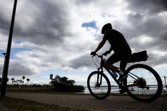 De acordo com a Climatempo, podem ocorrer pancadas moderadas a fortes e trovoadas em diferentes períodos