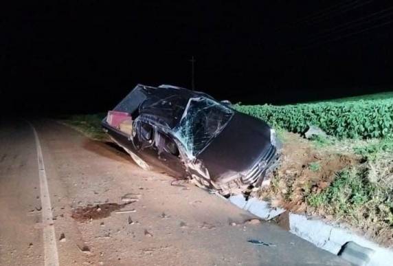 Caminhonete saiu da pista e capotou às margens da rodovia; vítimas tinham 82 e 77 anos