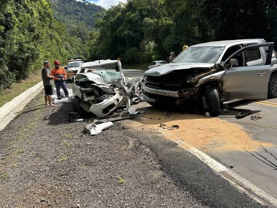 Colisão envolvendo três veículos ocorreu na manhã desta quinta-feira (12), no km 10 da rodovia; vítima fatal era o motorista de uma Montana.