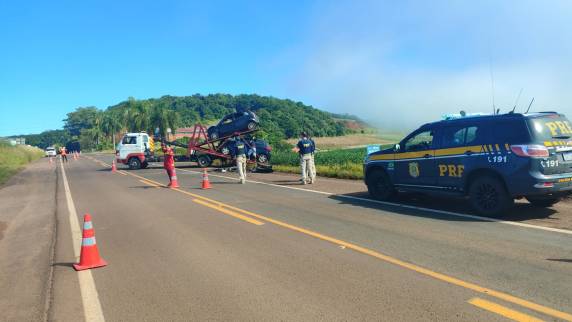 Acidente envolveu dois veículos e deixou quatro pessoas gravemente feridas