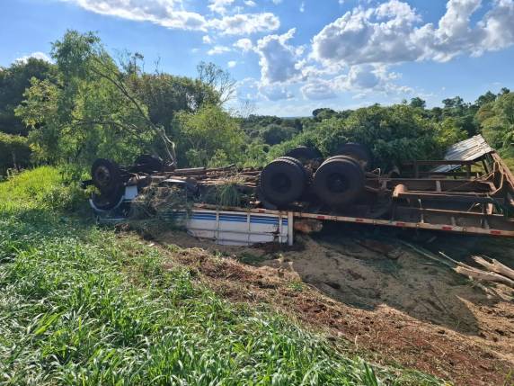 Motorista foi socorrido e encaminhado ao Hospital Regional das Missões; suspeita é de falha mecânica no veículo