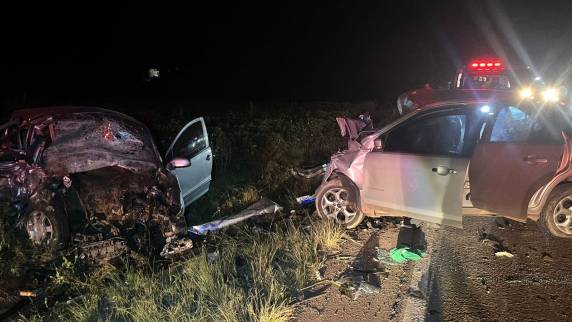 Acidente ocorreu na noite de sexta-feira (13), no km 238 da rodovia, após tentativa de ultrapassagem