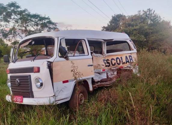 Motorista ficou inconsciente após a colisão e dois alunos também sofreram ferimentos