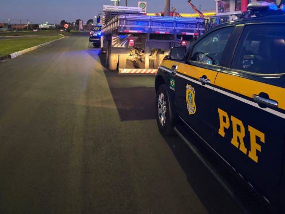 Motorista de 28 anos foi flagrado em Sarandi com revólver calibre .22 de numeração suprimida, munições e comprimidos de anfetamina utilizados para inibir o sono durante a condução.